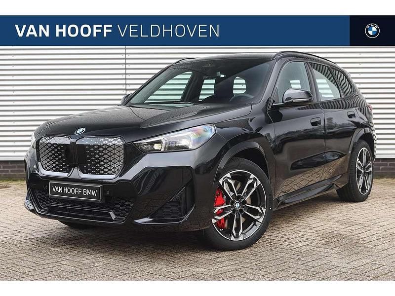 Zwart Nieuw 2025 BMW iX1 Comfort Edition SUV | € 57.786 (Eerlijke prijs) - Afbeelding 1/4