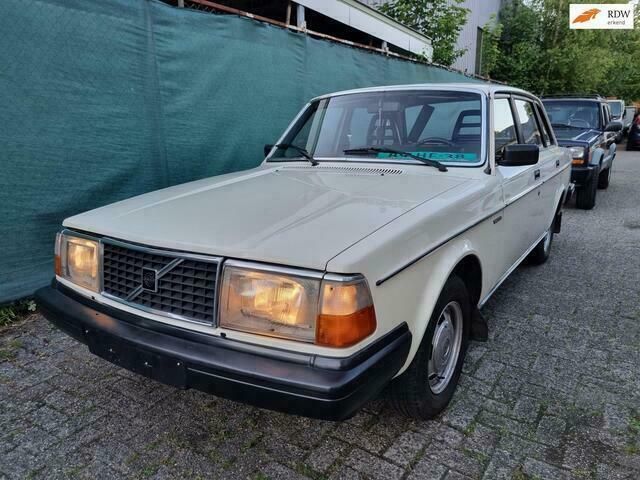 Beige Gebruikt 1982 Volvo 244 Sedan | € 9.950 - Afbeelding 1/4