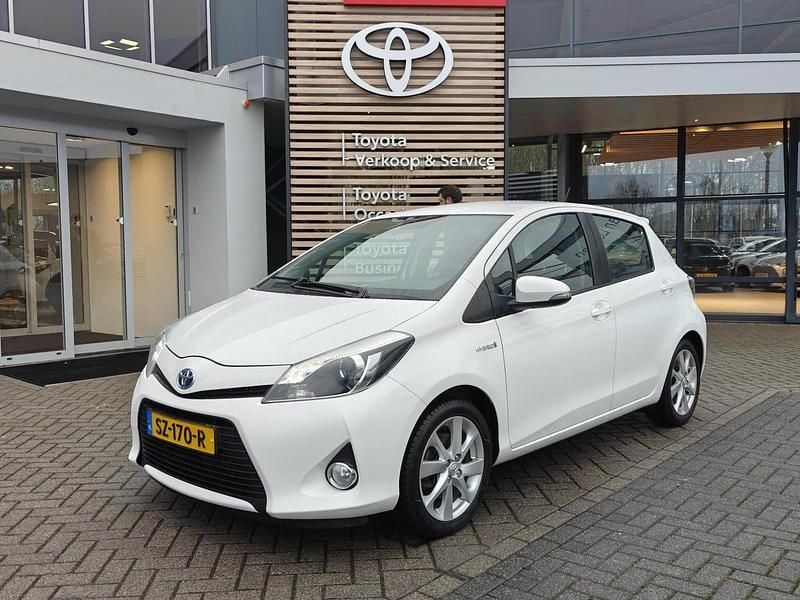 Wit Occasion 2018 Toyota Yaris Hybrid Hatchback | € 7.900 (Super prijs) - Afbeelding 1/4