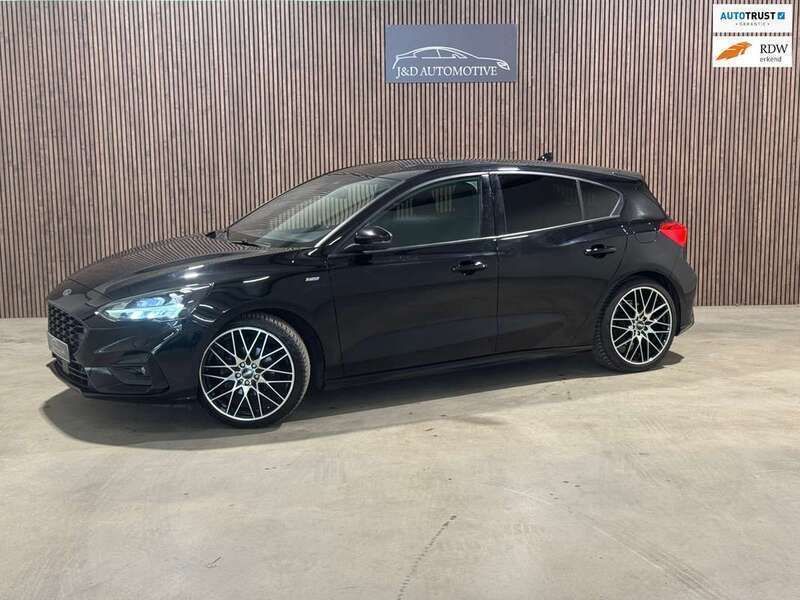 Zwart, metallic lak Gebruikt 2018 Ford Focus ST-Line Hatchback | € 17.400 (Eerlijke prijs) - Afbeelding 1/4