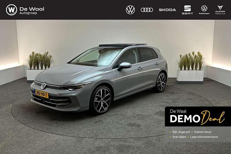 Moonstone grey unilak Gebruikt 2025 VW Golf VIII Edition Hatchback | € 42.900 - Afbeelding 1/3