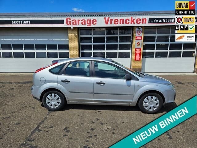 Grijs Gebruikt 2005 Ford Focus Ambiente Hatchback | € 2.450 (Eerlijke prijs) - Afbeelding 1/4