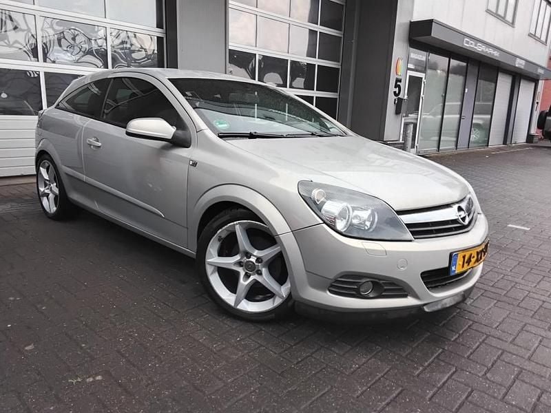 Grijs Gebruikt 2007 Opel Astra GTC Sport Hatchback | € 2.550 (Eerlijke prijs) - Afbeelding 1/4