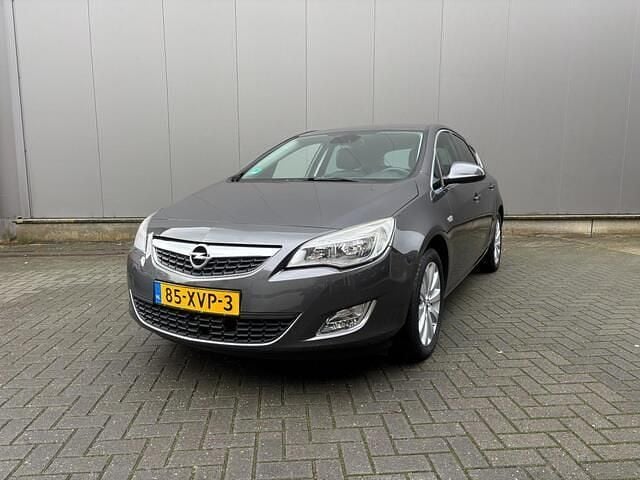 Grijs Gebruikt 2012 Opel Astra Cosmo Hatchback | € 4.450 (Goede deal) - Afbeelding 1/4