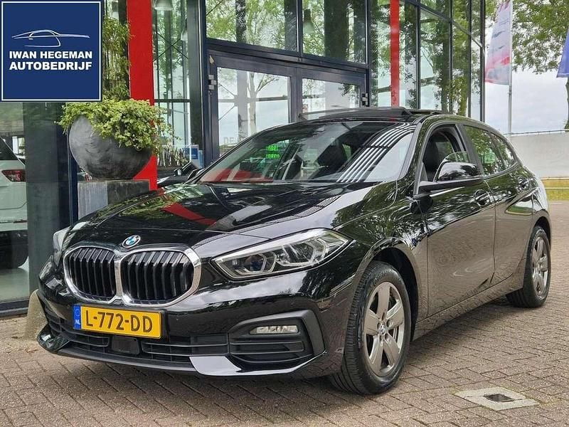 Zwart Gebruikt 2021 BMW 118 Executive Hatchback | € 27.990 (Eerlijke prijs) - Afbeelding 1/3
