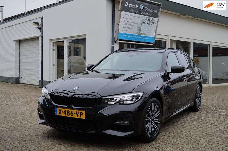 Zwart (metallic) Occasion 2020 BMW 330e M Sport Stationwagen | € 23.900 (Eerlijke prijs) - Afbeelding 1/4