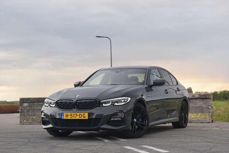 Grijs Gebruikt 2020 BMW 330e M Sport Sedan | € 27.995 (Iets duurder) - Afbeelding 1/4