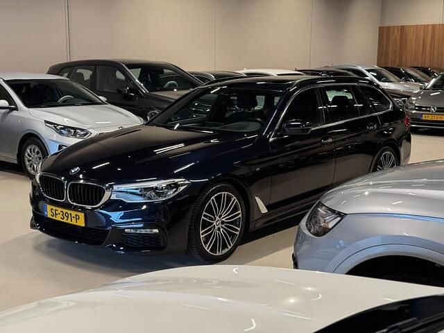 Zwart Gebruikt 2018 BMW 520 Executive Stationwagen | € 21.750 (Eerlijke prijs) - Afbeelding 1/4