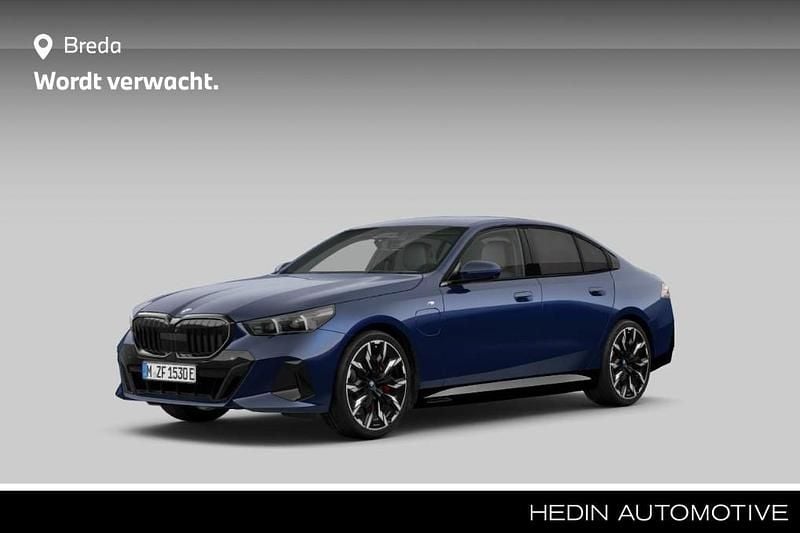 Blauw Gebruikt 2025 BMW 550e Sedan | € 77.880 (Super prijs) - Afbeelding 1/3