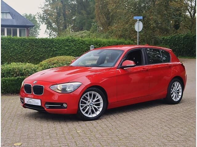 Rood Gebruikt 2014 BMW 116 Comfort Edition Hatchback | € 9.950 (Eerlijke prijs) - Afbeelding 1/4