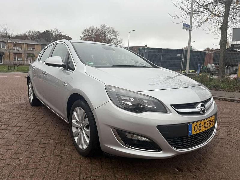 Grijs Gebruikt 2012 Opel Astra Cosmo Hatchback | € 3.999 (Eerlijke prijs) - Afbeelding 1/4
