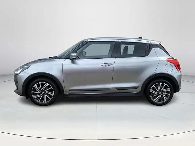 Grijs Gebruikt 2023 Suzuki Swift Style Hatchback | € 21.750 (Eerlijke prijs) - Afbeelding 1/4