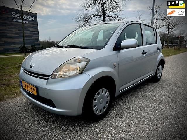 Occasion Daihatsu Sirion 69 PK (50 kW) 2007 Grijs Hatchback