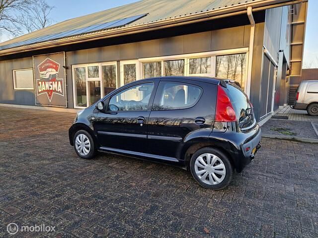 Occasion Peugeot 107 68 PK (50 kW) 2010 Zwart (metallic) Hatchback