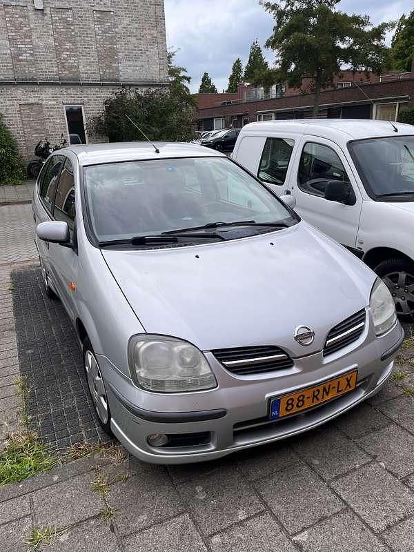 Grijs Gebruikt 2005 Nissan Almera Tino Acenta MPV | € 2.150 (Iets duurder) - Afbeelding 1/4