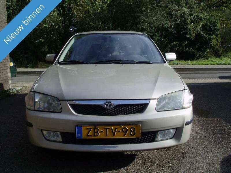 Beige, metallic lak Gebruikt 1999 Mazda 323F Hatchback | € 1.949 - Afbeelding 1/4