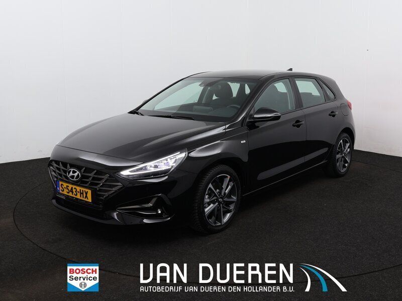Zwart, metallic lak Gebruikt 2022 Hyundai i30 Comfort Hatchback | € 21.695 (Iets duurder) - Afbeelding 1/4