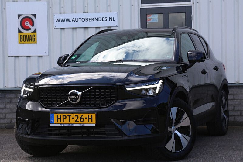 Zwart Gebruikt 2022 Volvo XC40 Plus SUV | € 38.900 (Eerlijke prijs) - Afbeelding 1/4