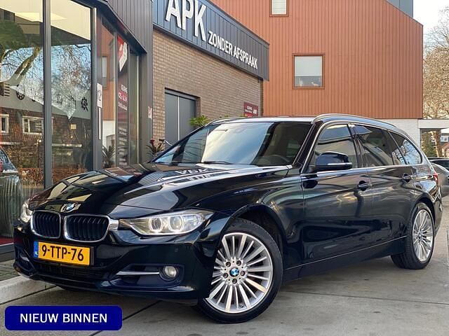 Zwart (metallic) Occasion 2014 BMW 320 Executive Stationwagen | € 11.950 (Eerlijke prijs) - Afbeelding 1/4