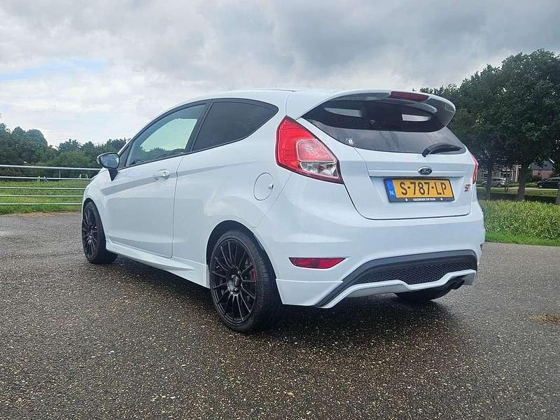 Wit Gebruikt 2015 Ford Fiesta ST Hatchback | € 10.490 (Eerlijke prijs) - Afbeelding 1/4
