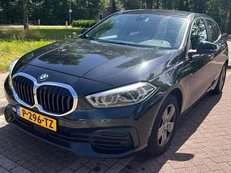 Zwart Gebruikt 2021 BMW 118 Hatchback | € 18.500 (Super prijs) - Afbeelding 1/4