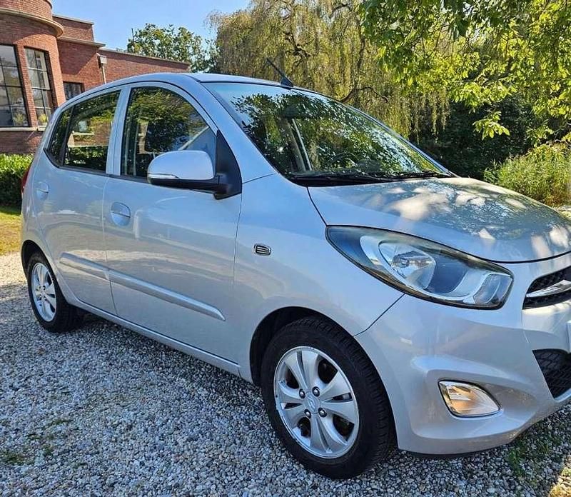 Grijs, metallic lak Gebruikt 2011 Hyundai i10 Hatchback | € 2.950 (Eerlijke prijs) - Afbeelding 1/4