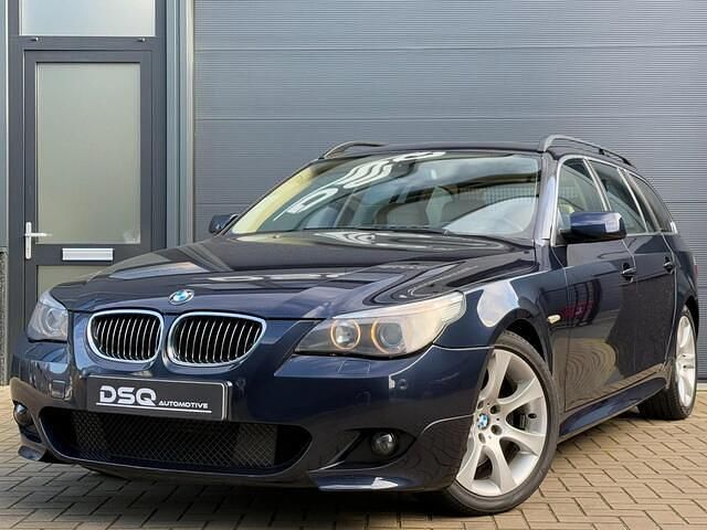 Blauw (metallic) Gebruikt 2005 BMW 545 M Sport Stationwagen | € 5.950 - Afbeelding 1/4