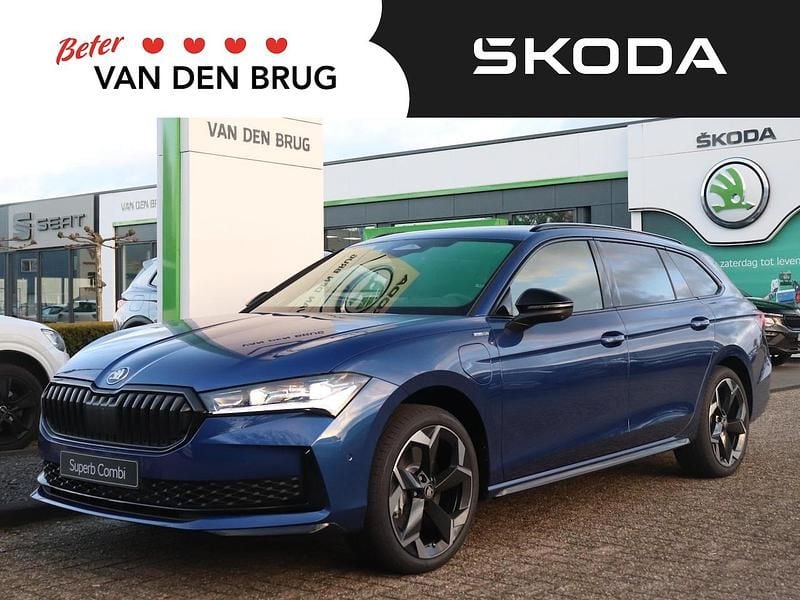 Blauw Nieuw 2025 Skoda Superb Business Line Stationwagen | € 55.670 (Iets duurder) - Afbeelding 1/4