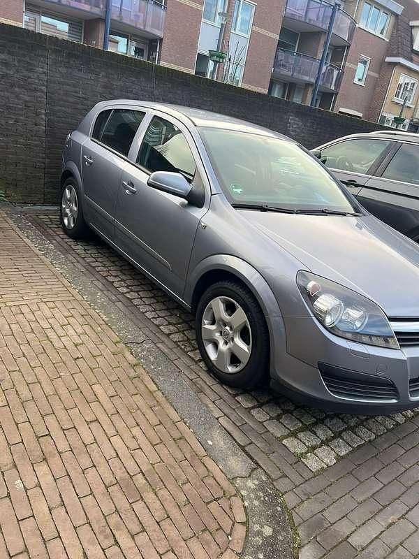 Grijs Gebruikt 2006 Opel Astra Edition Hatchback | € 5.000 - Afbeelding 1/4