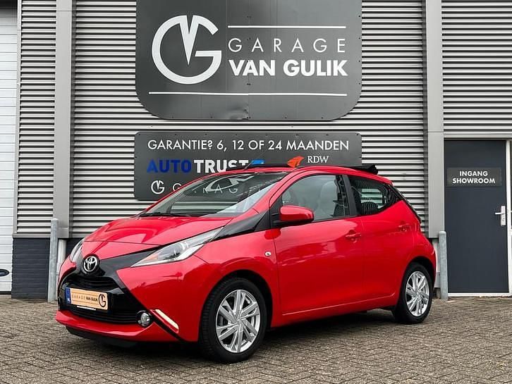 Rood Occasion 2015 Toyota Aygo Hatchback | € 8.495 (Eerlijke prijs) - Afbeelding 1/4