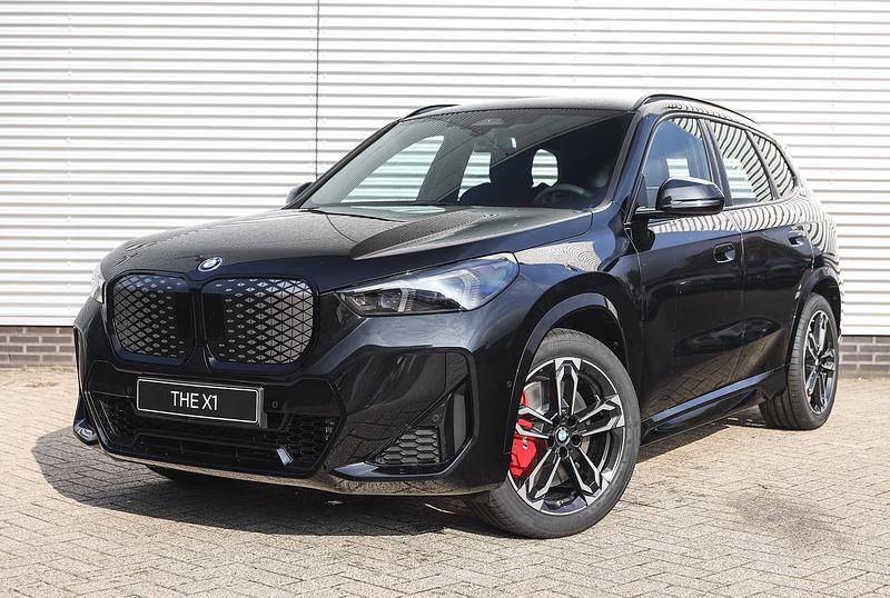 Zwart Nieuw 2025 BMW iX1 Comfort Edition SUV | € 64.999 (Duur) - Afbeelding 1/4