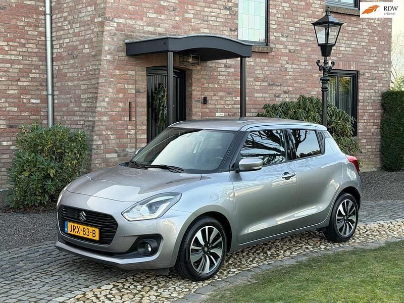 Grijs Gebruikt 2018 Suzuki Swift Hatchback | € 11.900 (Goede deal) - Afbeelding 1/4