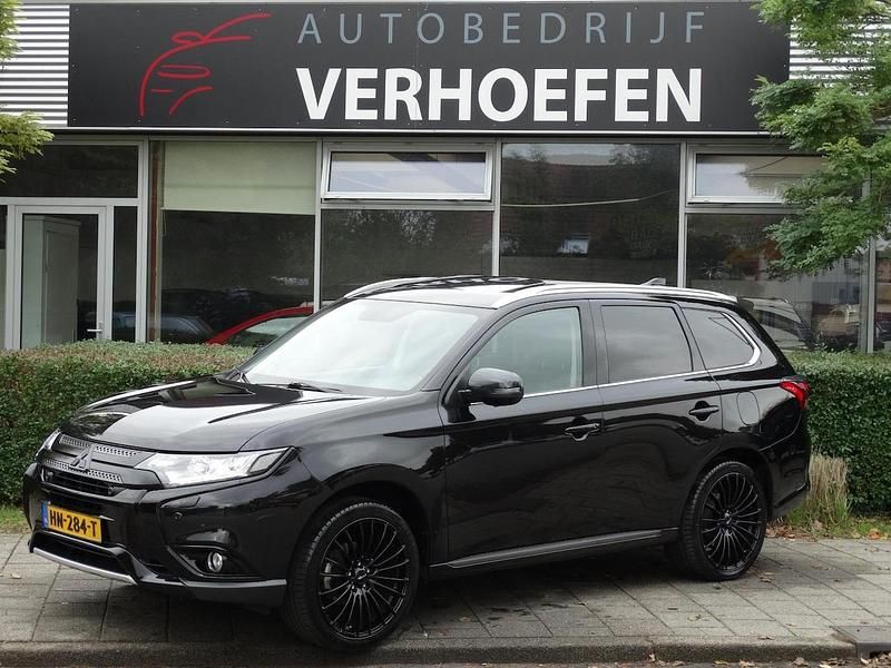Zwart, metallic lak Occasion 2015 Mitsubishi Outlander P-HEV Instyle SUV | € 15.950 (Duur) - Afbeelding 1/4