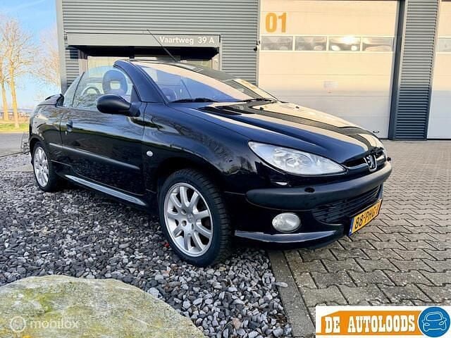 Zwart Occasion 2003 Peugeot 206 CC Cabriolet | € 1.899 (Eerlijke prijs) - Afbeelding 1/4