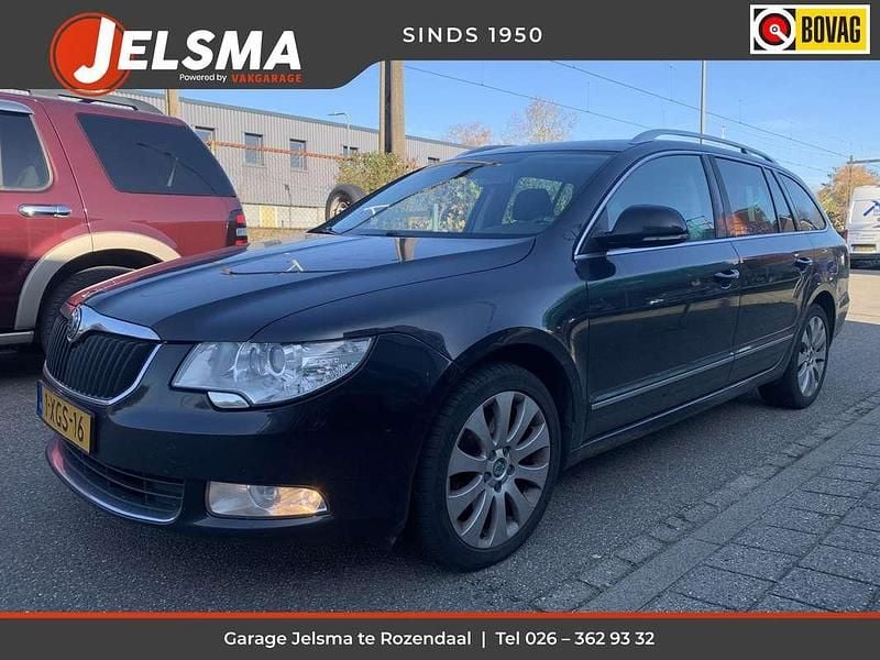 Zwart Gebruikt 2012 Skoda Superb Elegance Stationwagen | € 3.500 - Afbeelding 1/4