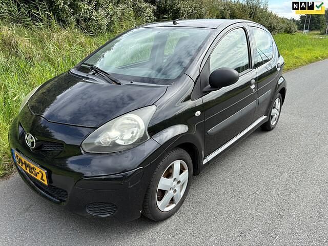 Zwart Gebruikt 2011 Toyota Aygo Hatchback | € 3.249 (Eerlijke prijs) - Afbeelding 1/4