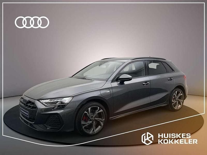 Daytonagrijs pareleffect Nieuw 2025 Audi A3 Sportback e-tron Ambiente Sedan | € 56.140 - Afbeelding 1/4