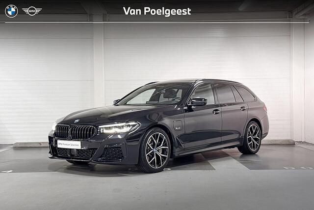 Zwart Gebruikt 2023 BMW 530e M Sport Stationwagen | € 49.900 (Iets duurder) - Afbeelding 1/4