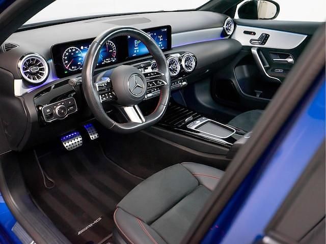 Occasion Mercedes A250 AMG line 2023 Blauw Hatchback