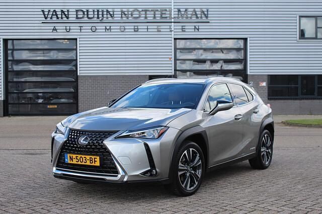 Grijs Gebruikt 2019 Lexus UX 250h Luxury Line SUV | € 25.950 (Eerlijke prijs) - Afbeelding 1/4