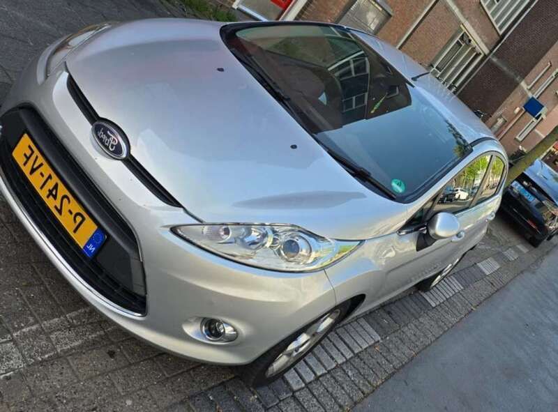 Zilver Gebruikt 2009 Ford Fiesta Ghia Hatchback | € 5.500 (Eerlijke prijs) - Afbeelding 1/4
