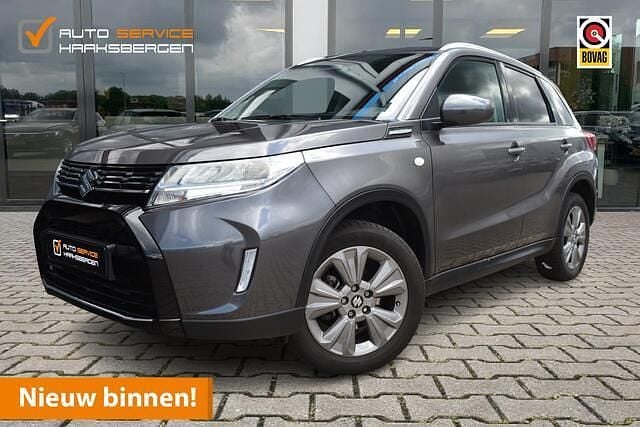 Grijs (metallic) Gebruikt 2025 Suzuki Vitara SUV | € 24.900 (Goede deal) - Afbeelding 1/4