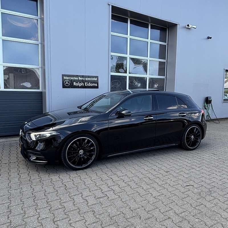 Zwart Gebruikt 2019 Mercedes A250 Premium Plus Hatchback | € 25.850 (Eerlijke prijs) - Afbeelding 1/4