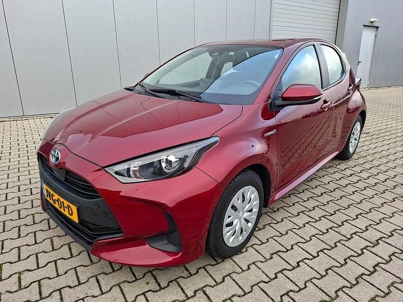 Rood (metallic) Occasion 2021 Toyota Yaris Hybrid Active Hatchback | € 14.995 (Goede deal) - Afbeelding 1/4