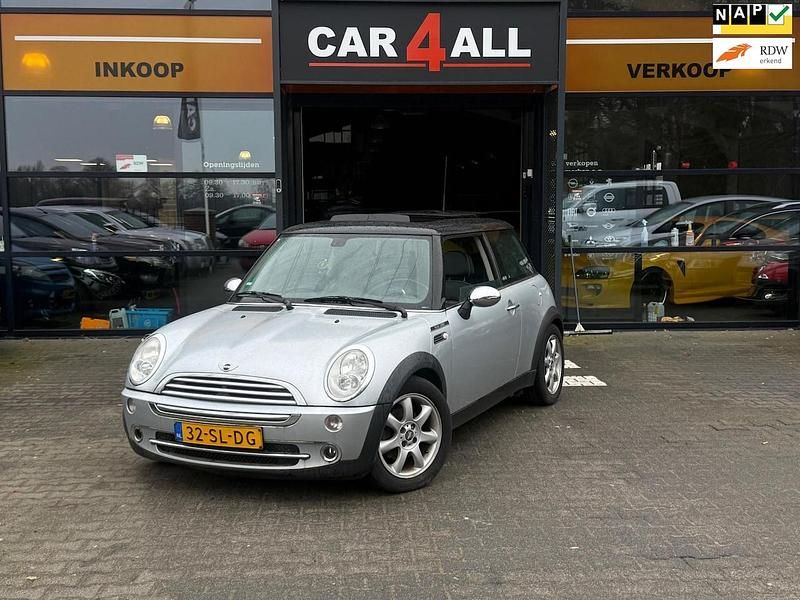 Grijs (metallic) Occasion 2006 Mini Cooper Hatchback | € 2.249 (Super prijs) - Afbeelding 1/4