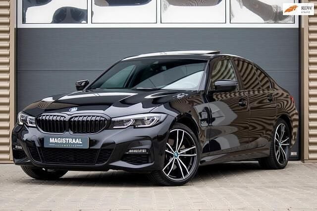 Zwart Gebruikt 2022 BMW 320 M Sport Sedan | € 34.500 (Eerlijke prijs) - Afbeelding 1/4