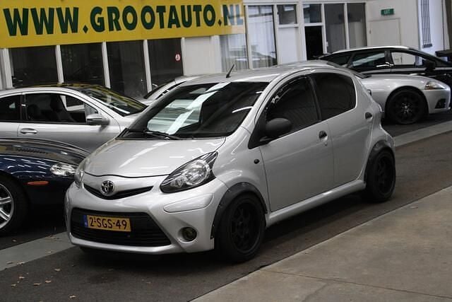 Grijs Gebruikt 2013 Toyota Aygo Hatchback | € 3.944 (Goede deal) - Afbeelding 1/4