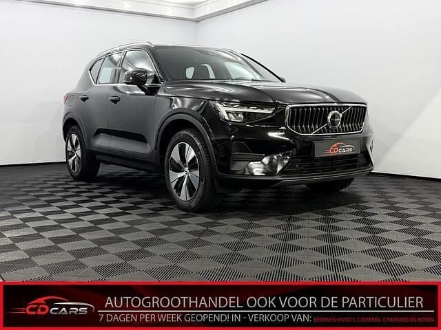 Zwart (metallic) Gebruikt 2022 Volvo XC40 Plus SUV | € 34.950 (Goede deal) - Afbeelding 1/4