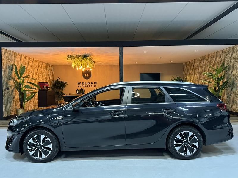 Zwart Gebruikt 2023 Kia Ceed Hatchback | € 24.985 (Eerlijke prijs) - Afbeelding 1/4