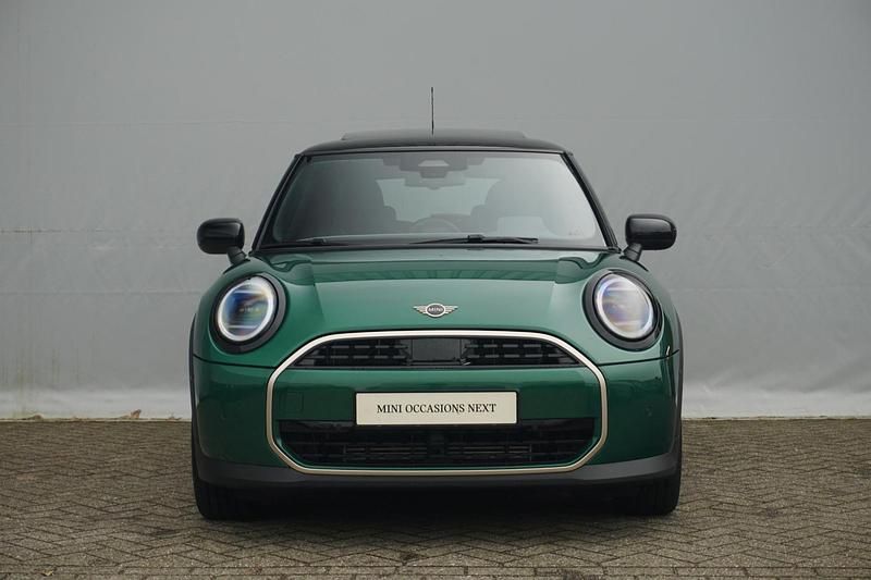 Occasion Mini Cooper Favoured 156 PK (114 kW) 2024 British racing green Hatchback
